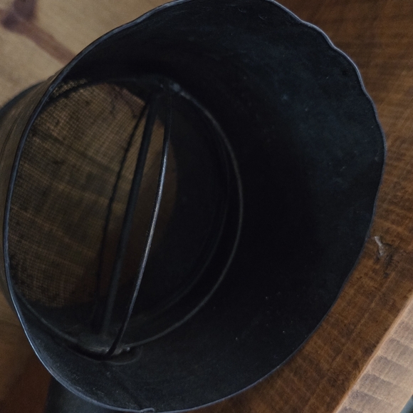 1950s Hunters Hand Flour Sifter Wood Handle Primitive Tole Painted Strawberries - Picture 5 of 6